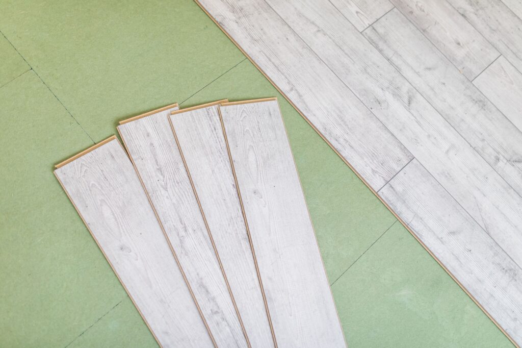 bright-laminated-flooring-boards-gray Polaganje laminata Ljubljana