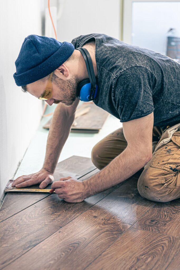 male-worker-puts-laminate-flooring-floor polaganje laminata ljubljana